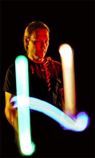 Der Lichtkünstler jongliert 3 Leuchtbälle